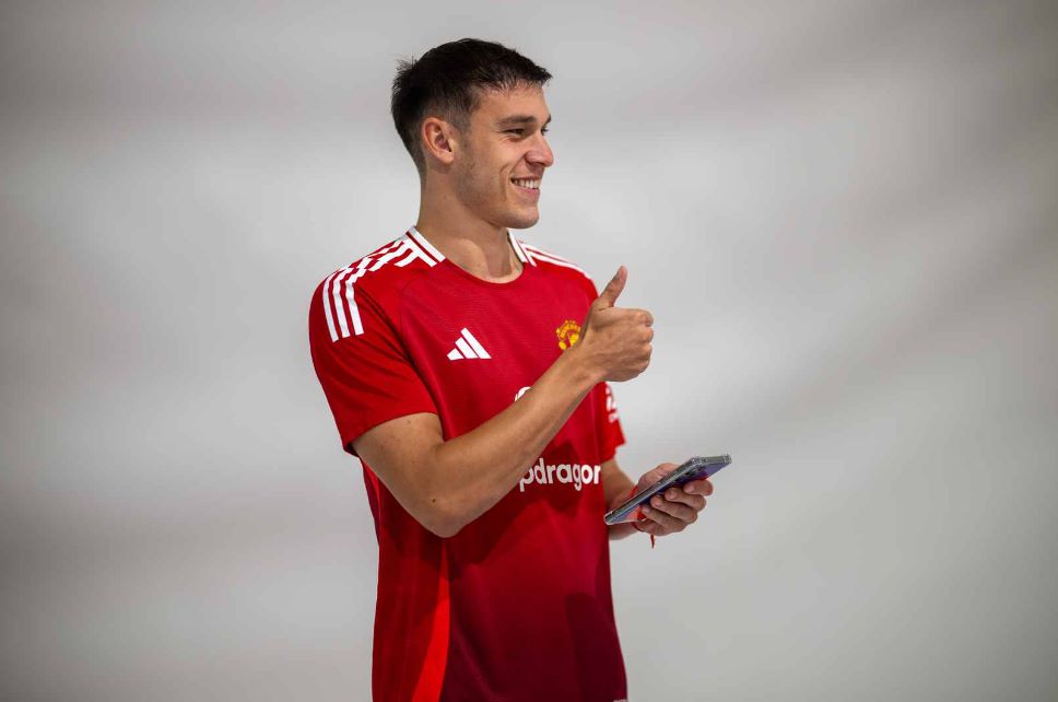 Hai ngày trước khi TTCN hè chính thức khép lại, trang chủ Man United đã làm bùng nổ các phương tiện truyền thông Anh khi công bố bản hợp đồng bom tấn tổng giá trị lên tới 60 triệu bảng, Ugarte từ Paris Saint-Germain, qua đó chấm dứt hàng loạt tin đồn chuyển nhượng liên quan đến thương vụ này suốt hơn 2 tháng qua.